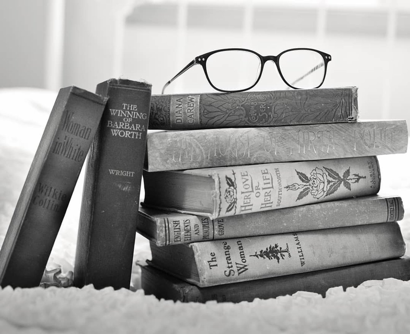 Books Aesthetic Desktop Picture.jpg