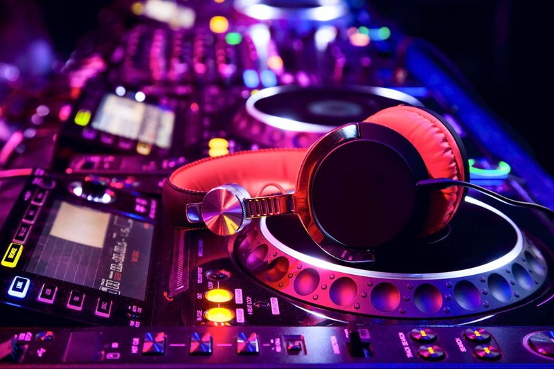 DJ