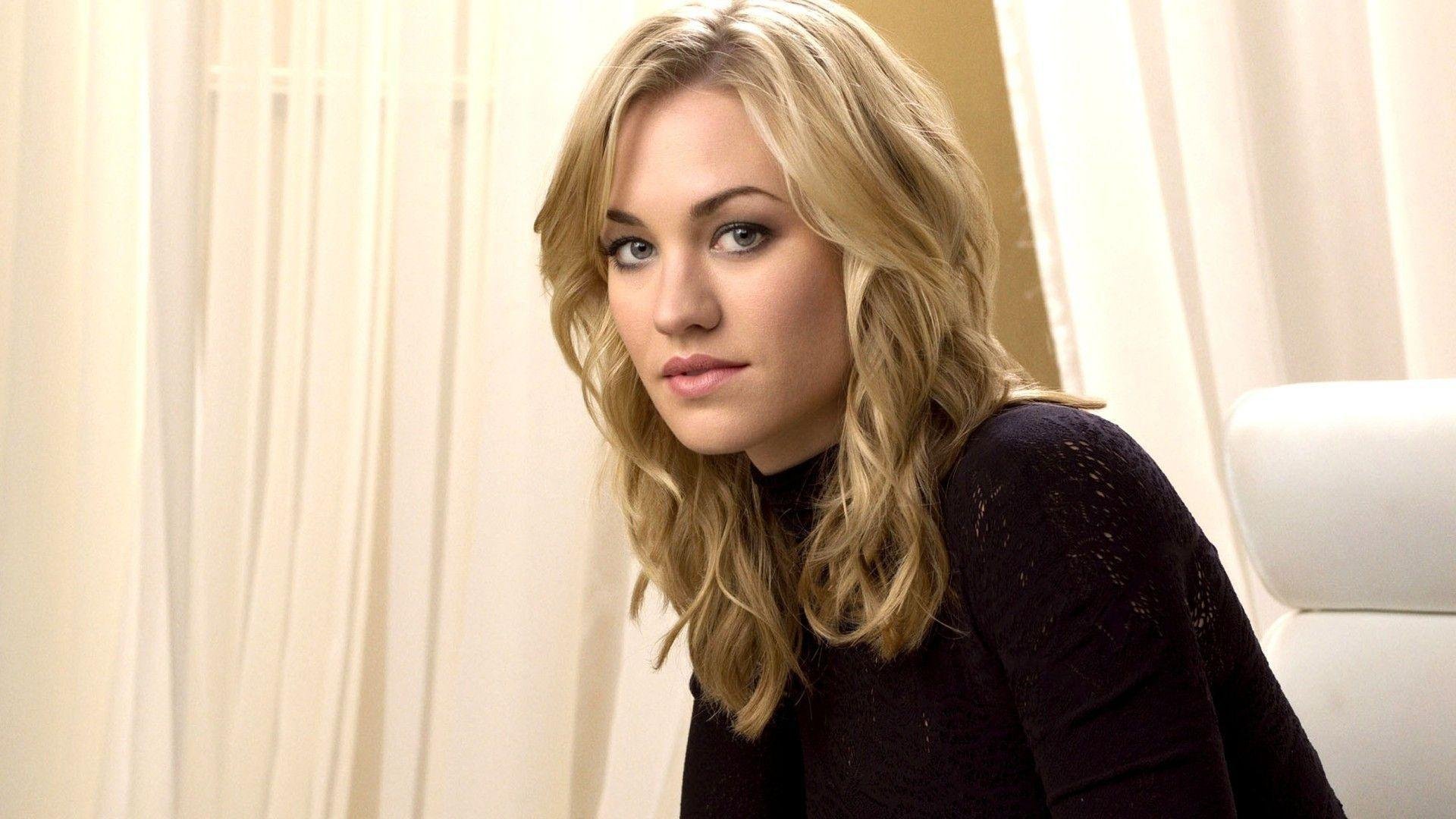 Yvonne Strahovski Wallpapers.jpg