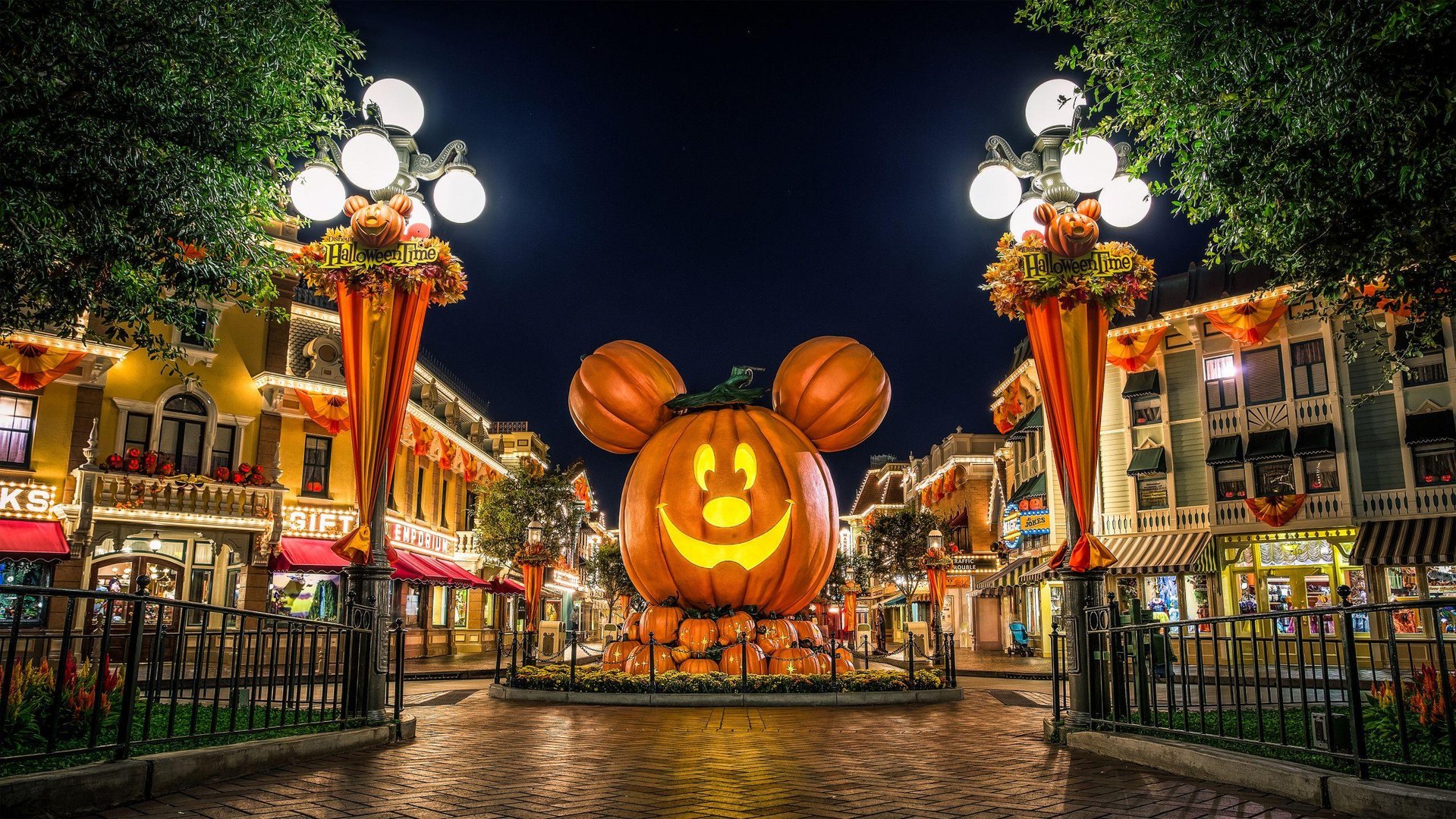 Disney Halloween wallpaper.jpg