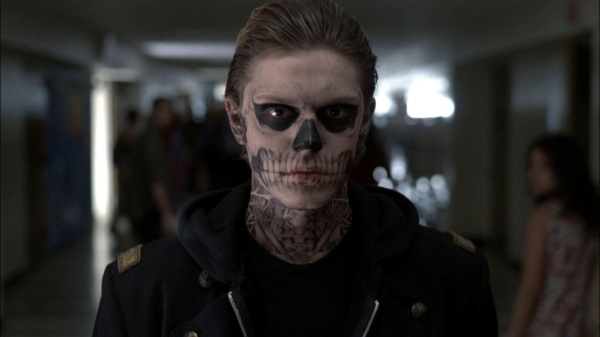 Evan Peters Desktop Wallpapers.jpg