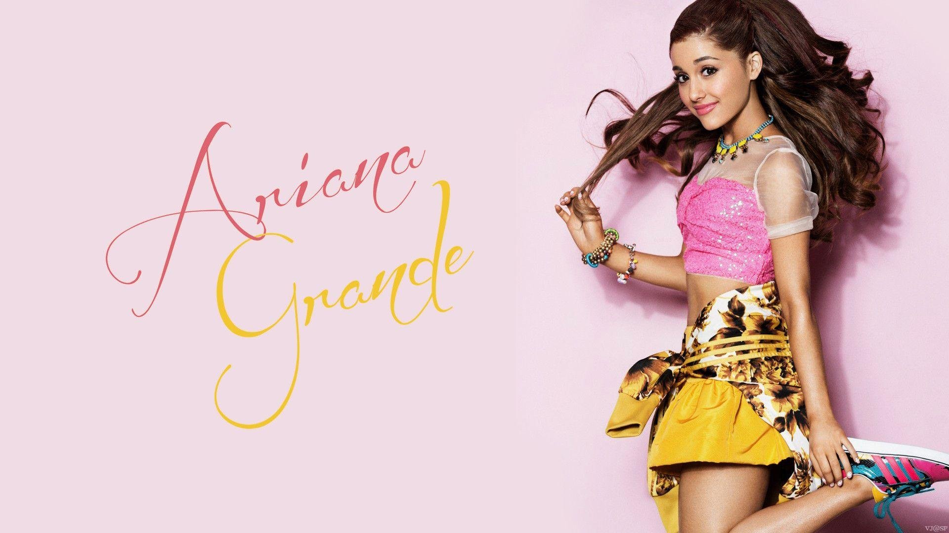 Ariana Grande Cute Wallpaper.jpg